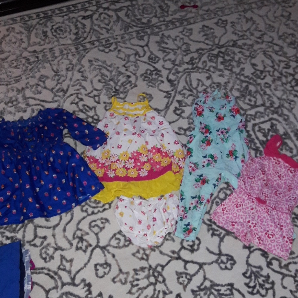 I'm selling a assorted bundle of dresses and rompe